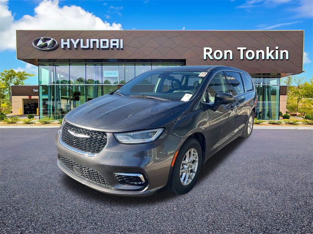 Used 2023 Chrysler Pacifica Touring-L image 7