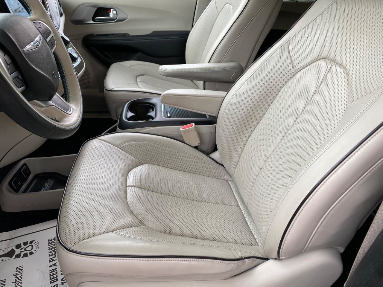 Used 2018 Chrysler Pacifica Limited FWD image 31