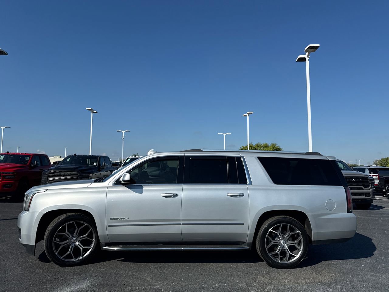 Used 2020 GMC Yukon XL Denali image 6