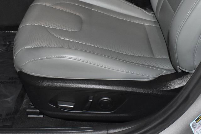 Used 2025 Hyundai Elantra Limited image 13