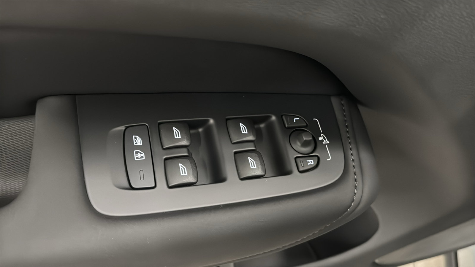 New 2027 Volvo XC60 T8 Plus AWD/4WD image 22