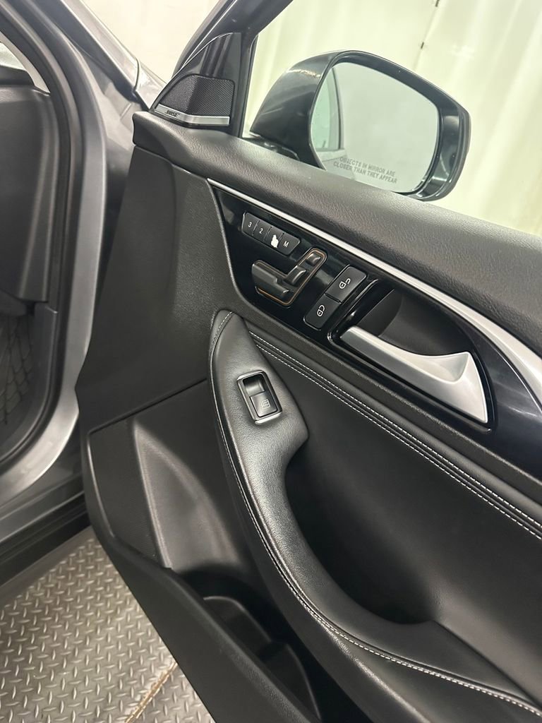 Used 2017 INFINITI QX30 Premium w/ Navigation Package image 35