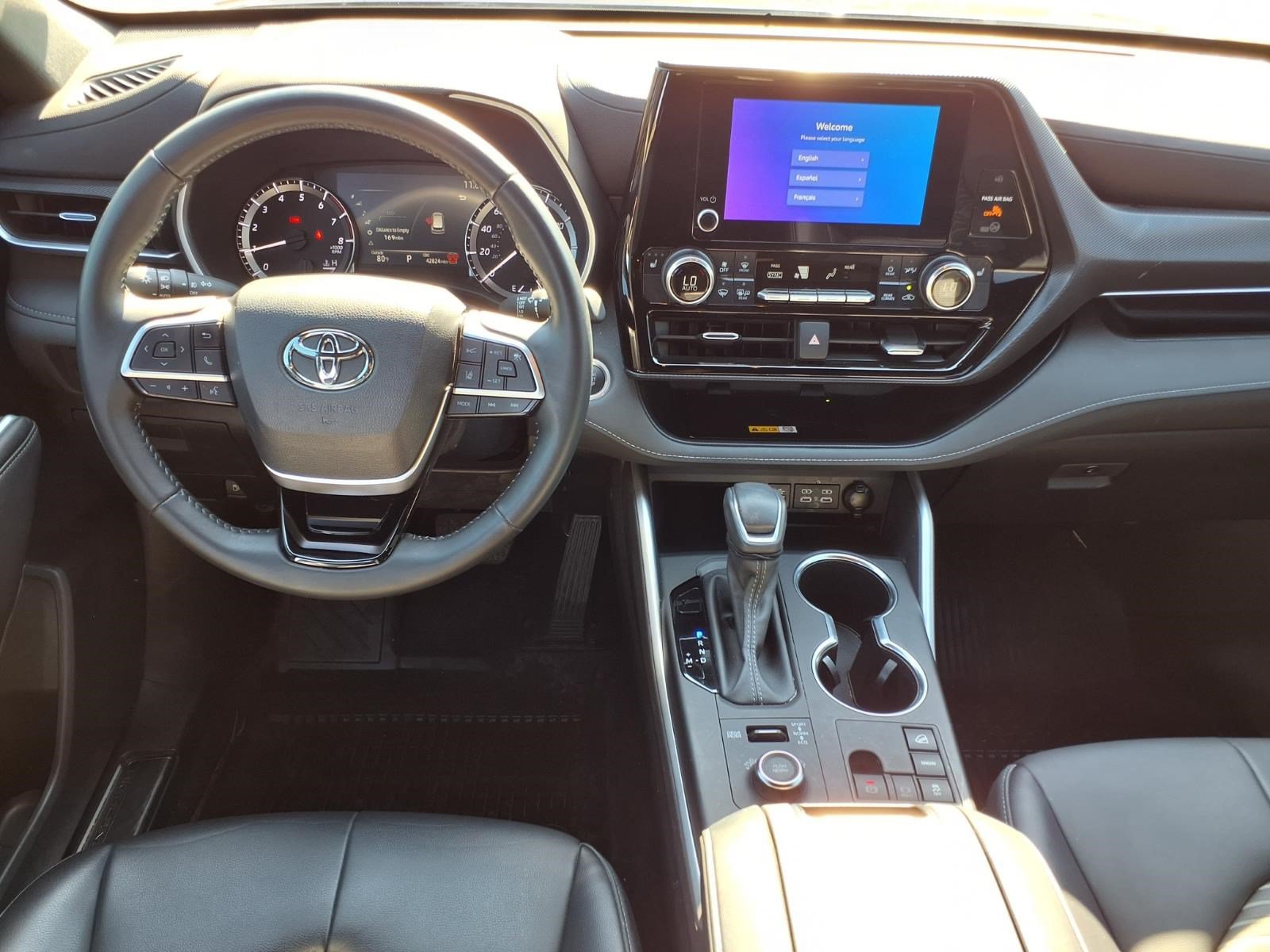 Used 2024 Toyota Highlander LE AWD/4WD image 13