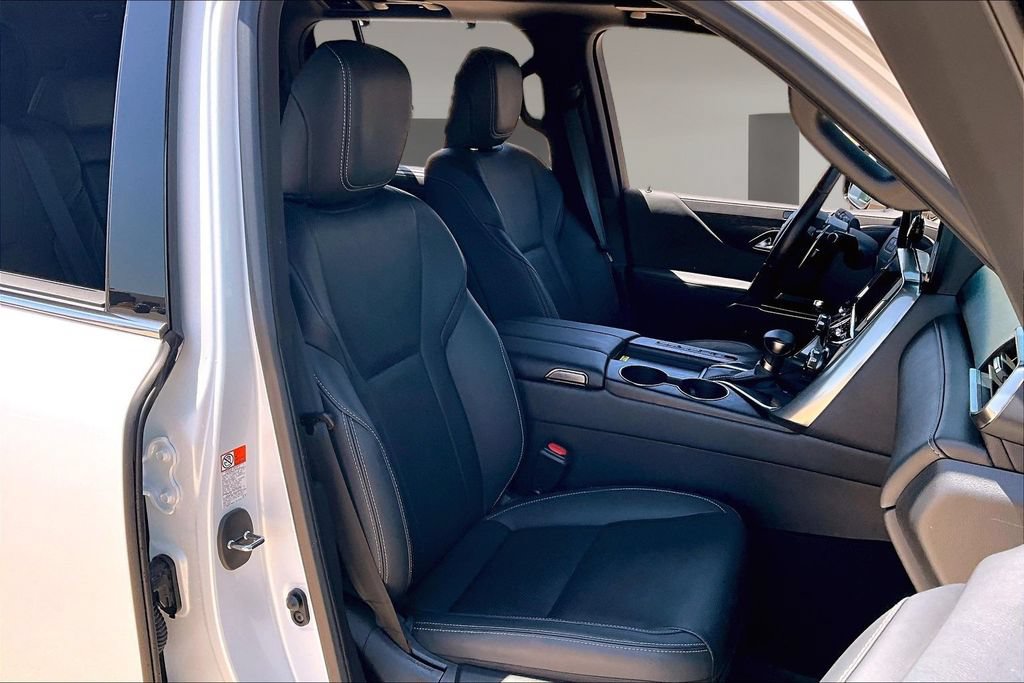 Used 2024 Lexus LX 600 4WD w/ Luxury Package image 7