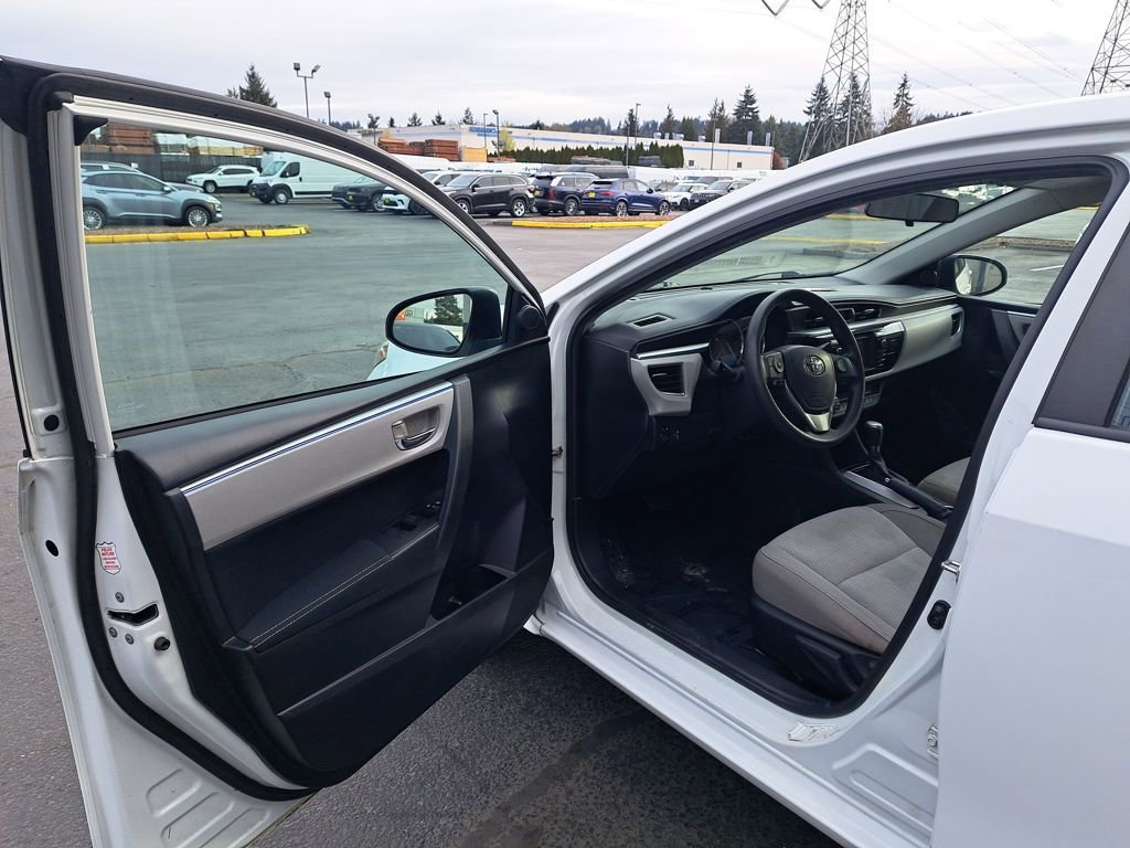 Used 2015 Toyota Corolla LE image 10