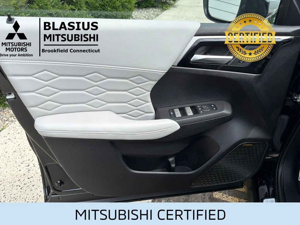Used 2025 Mitsubishi Outlander AWD image 14
