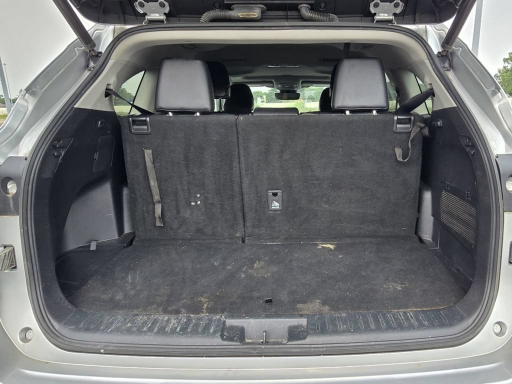 Used 2022 Toyota Highlander XLE FWD image 19