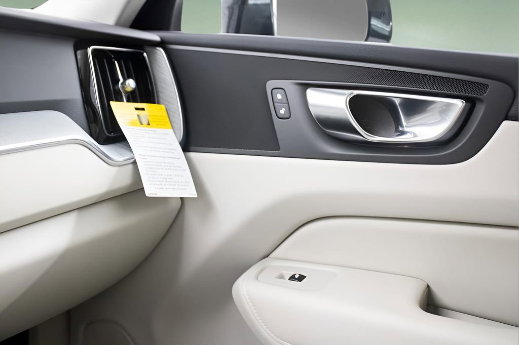 Certified 2025 Volvo XC60 T8 Plus w/ Protection Package Premier image 25