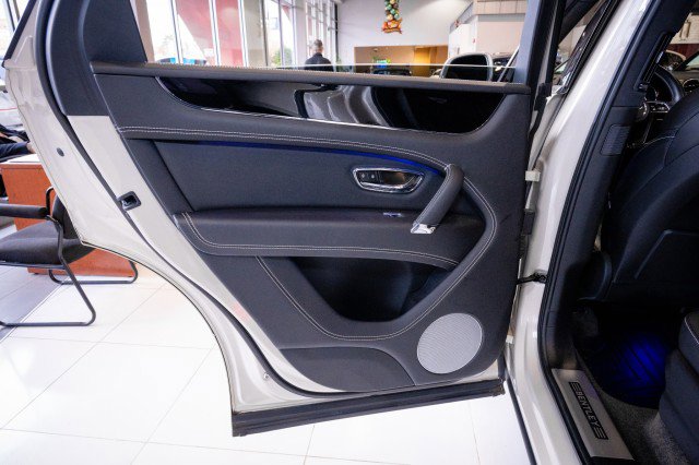 Used 2018 Bentley Bentayga image 21