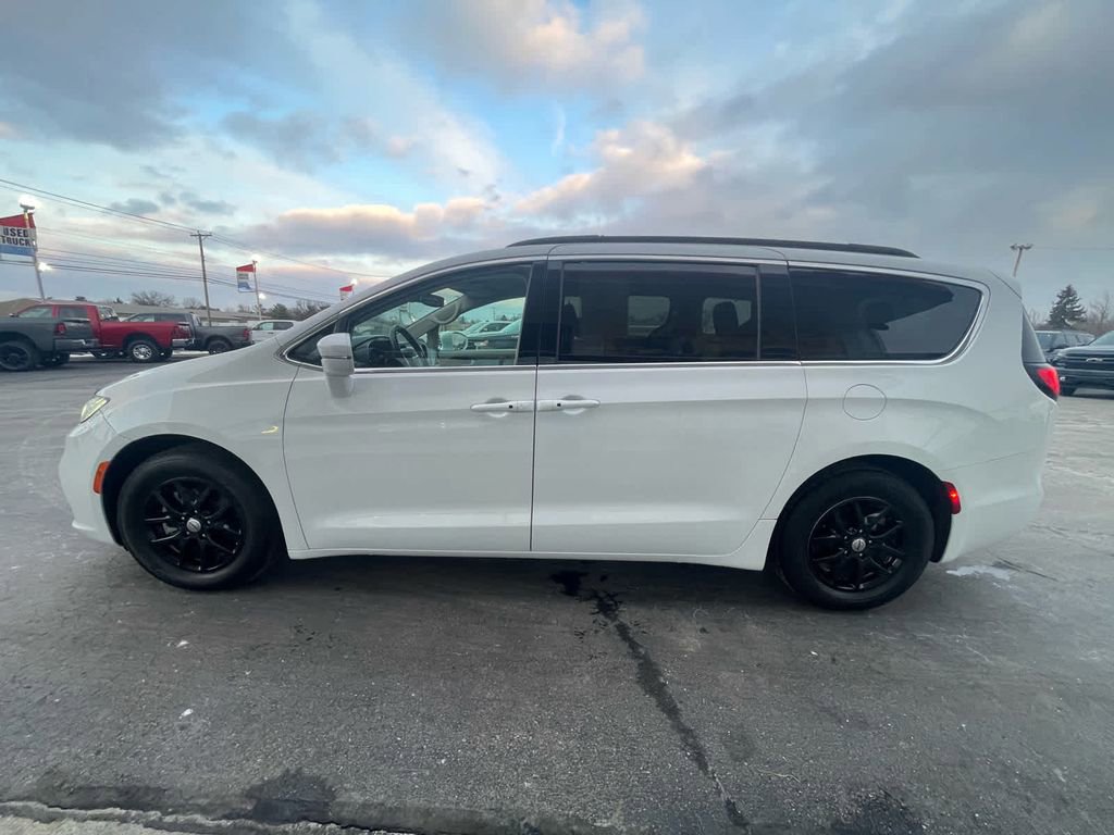 Used 2022 Chrysler Pacifica Touring-L FWD image 6