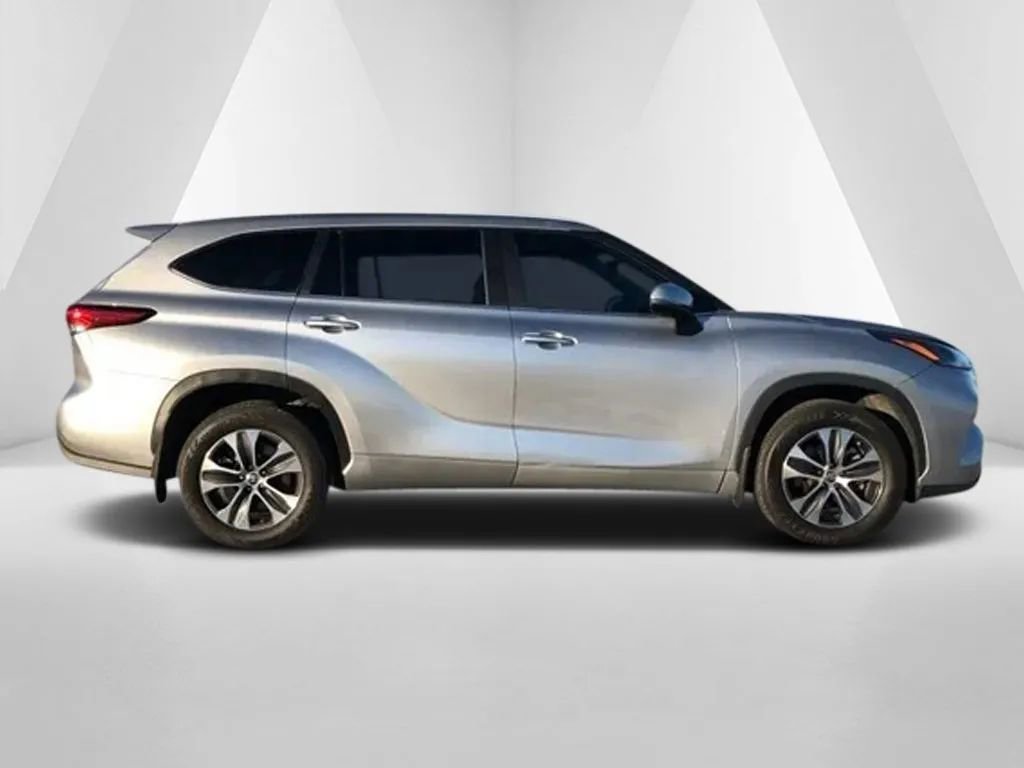 Used 2023 Toyota Highlander XLE image 8