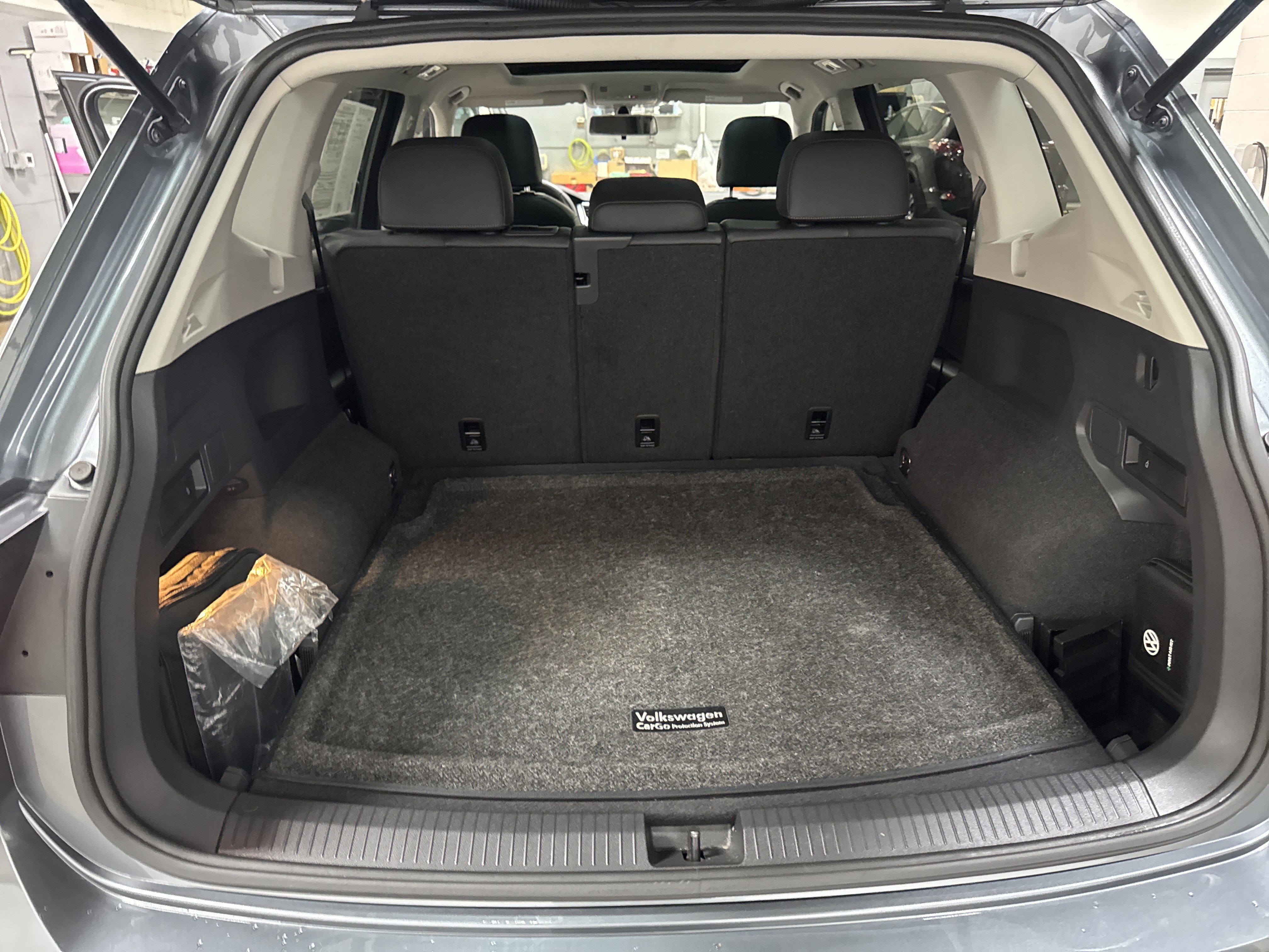 Used 2020 Volkswagen Tiguan SE w/ Panoramic Sunroof Package image 32