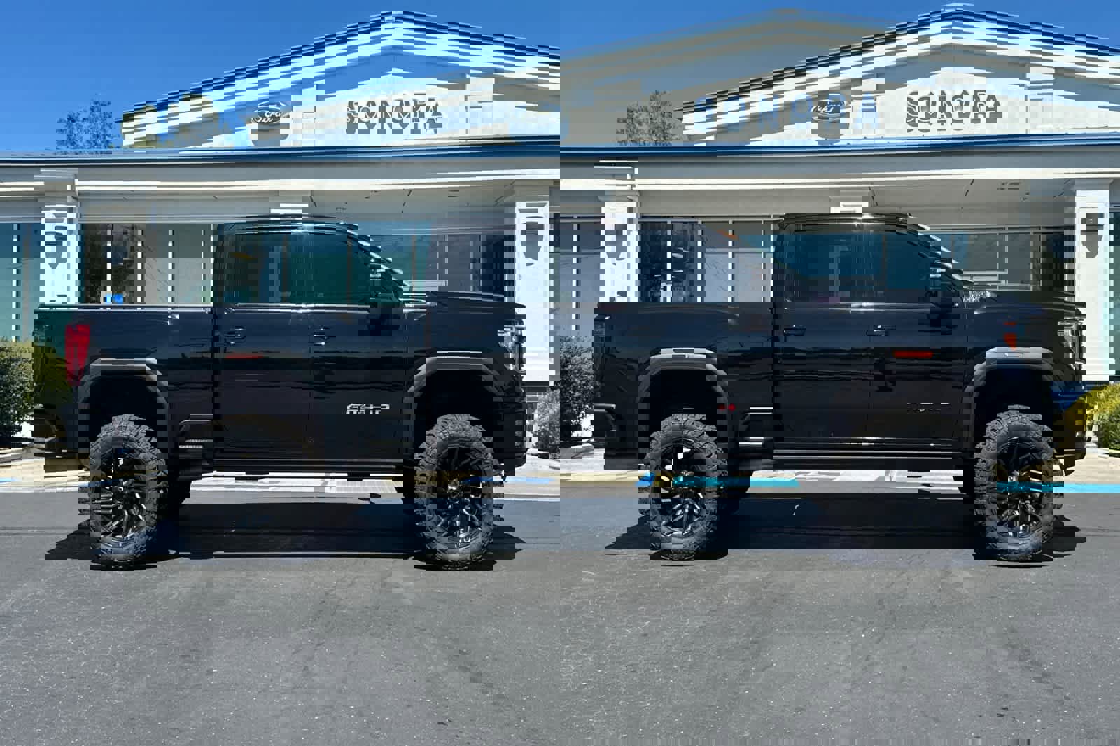Used 2023 GMC Sierra 3500 AT4 w/ AT4 Premium Plus Package image 3