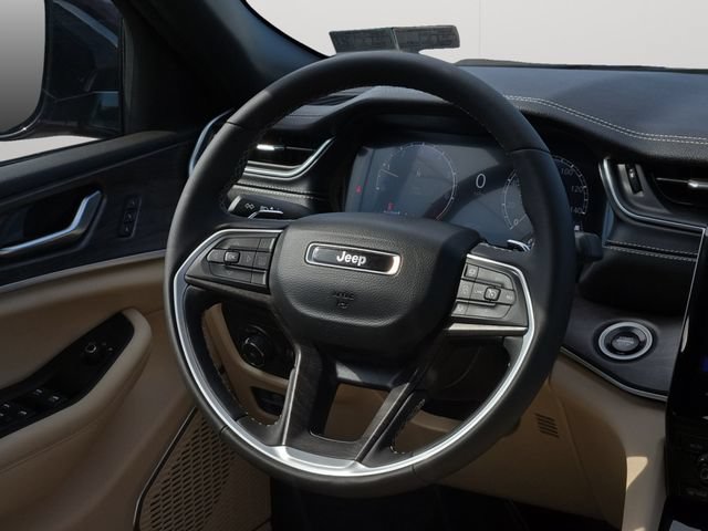 Used 2025 Jeep Grand Cherokee L Limited w/ Luxury Tech Group II AWD/4WD image 17