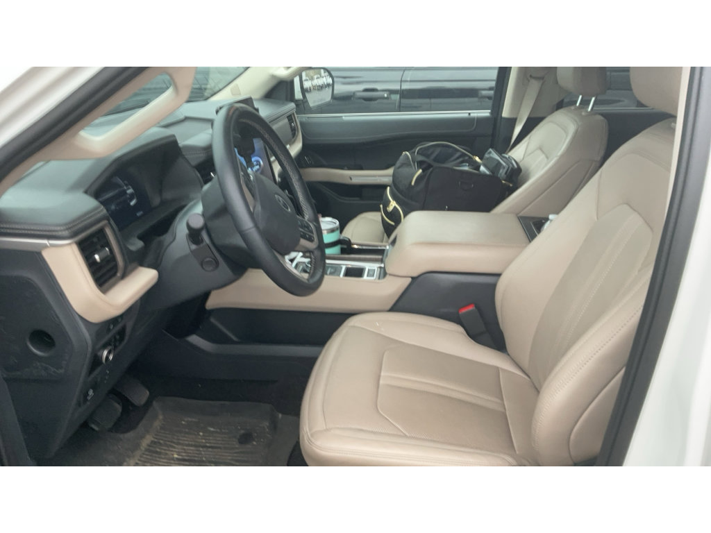 Used 2024 Ford Expedition Limited RWD image 3