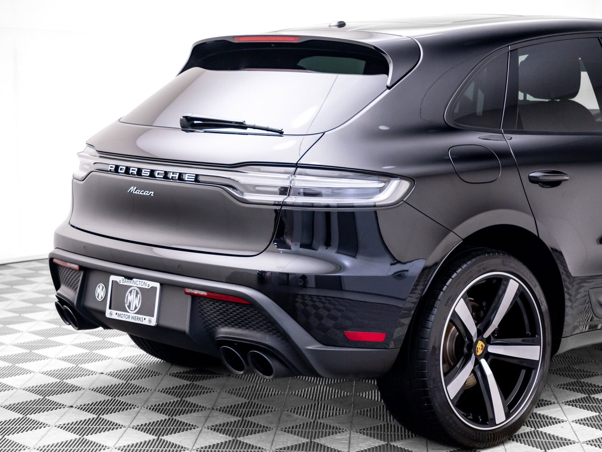 Certified 2025 Porsche Macan AWD/4WD image 36