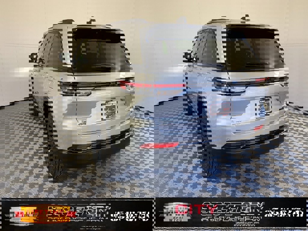 New 2025 Jeep Grand Cherokee Limited w/ Black Appearance Package image 5