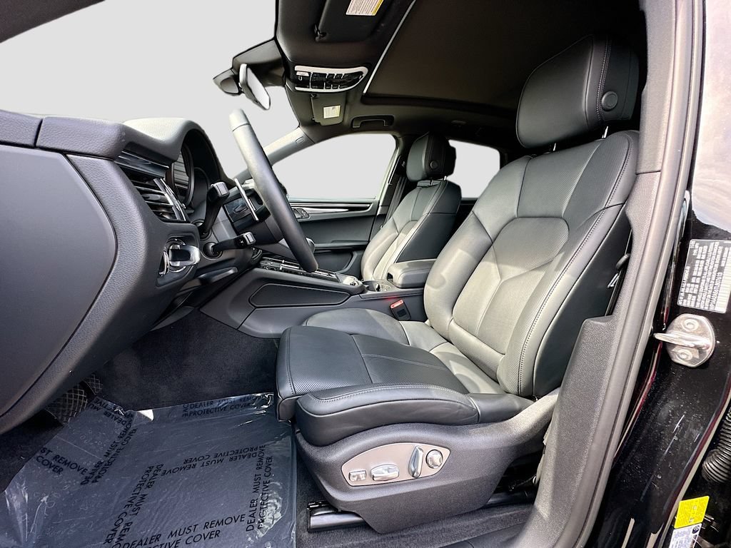 Certified 2026 Porsche Macan AWD/4WD image 5