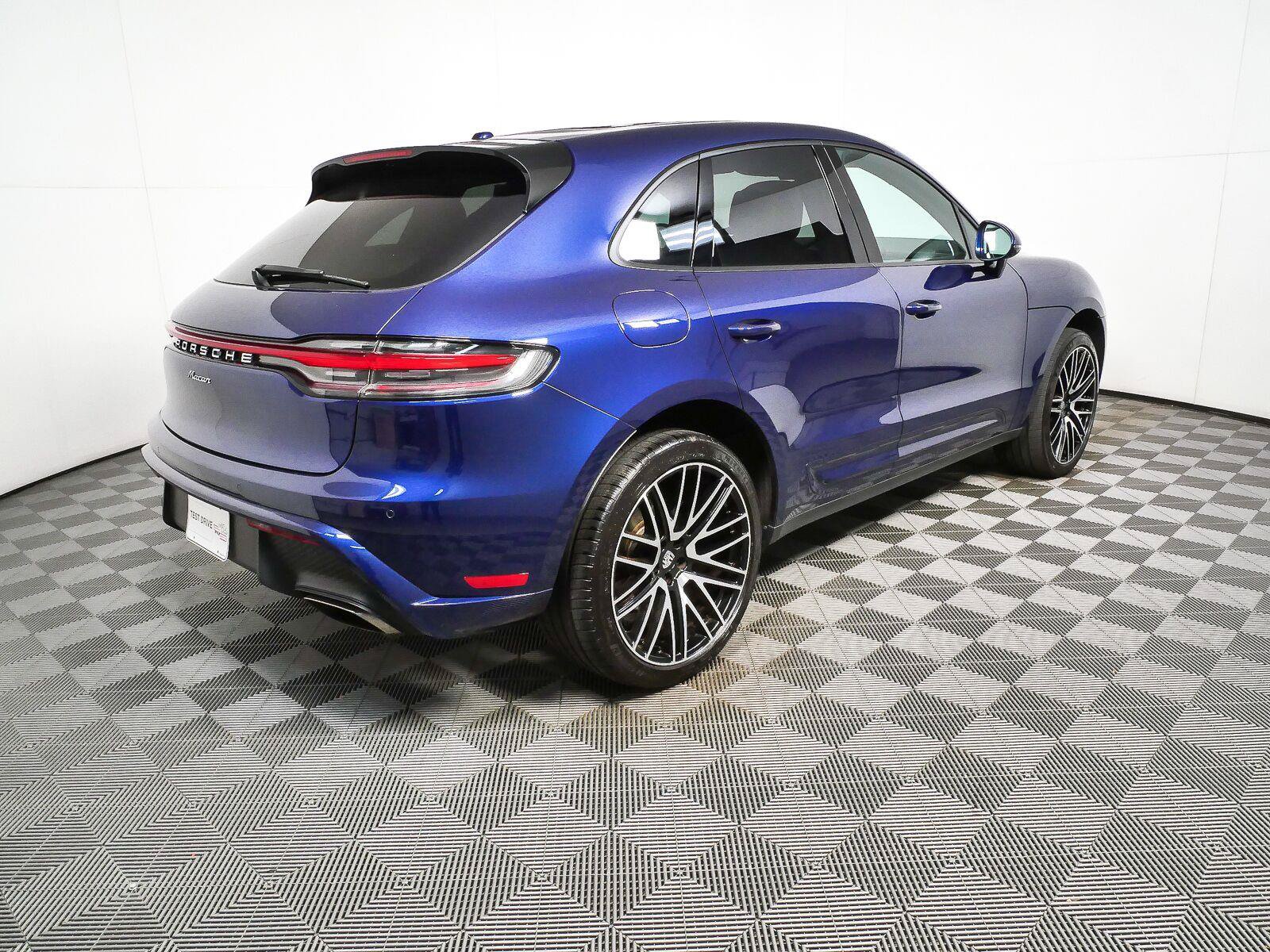 Used 2025 Porsche Macan Turbo AWD/4WD image 4