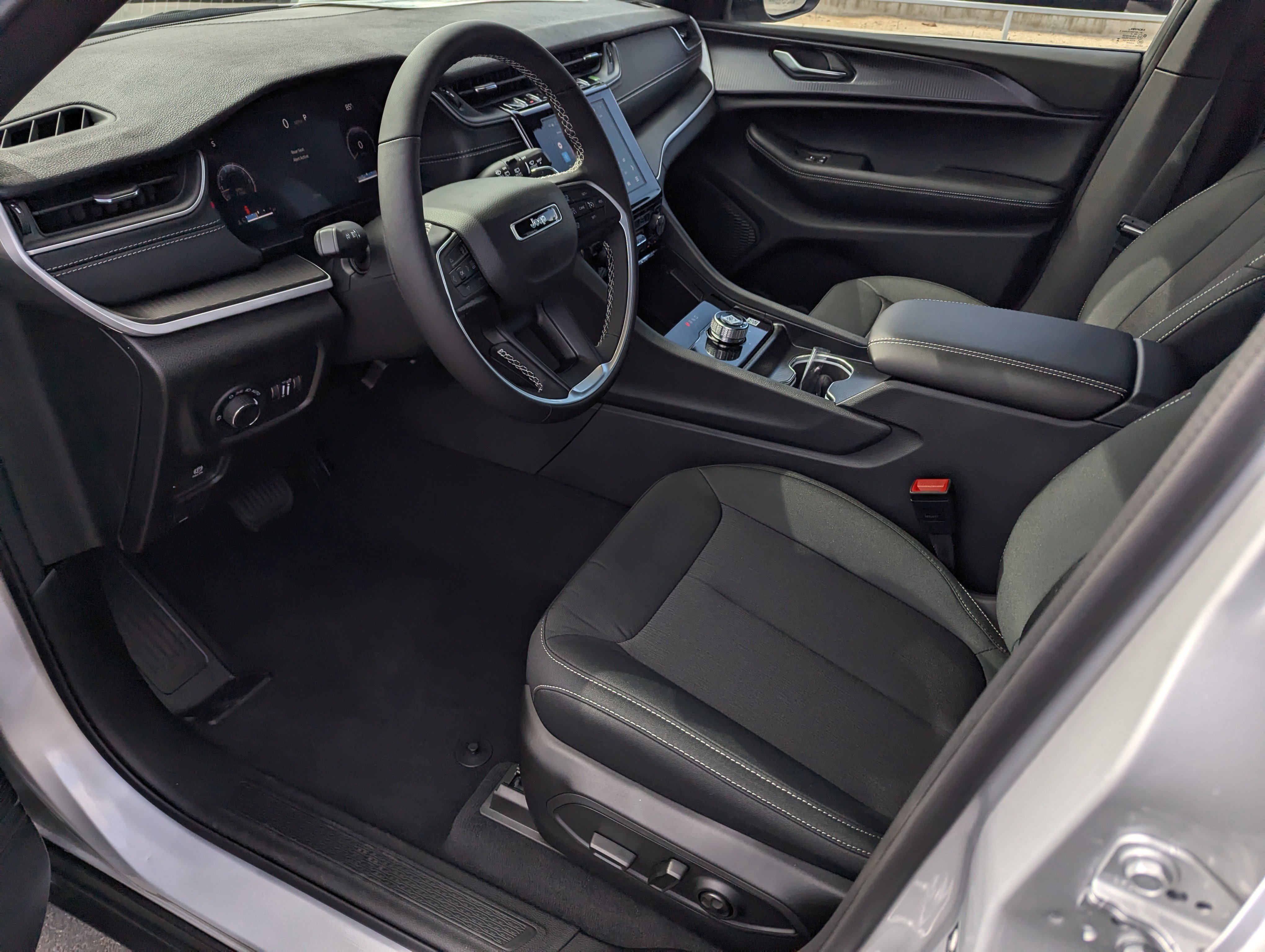 New 2025 Jeep Grand Cherokee Laredo image 9