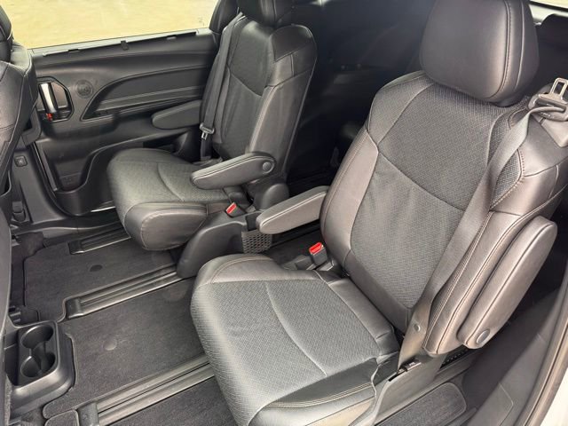Used 2025 Toyota Sienna Limited image 9