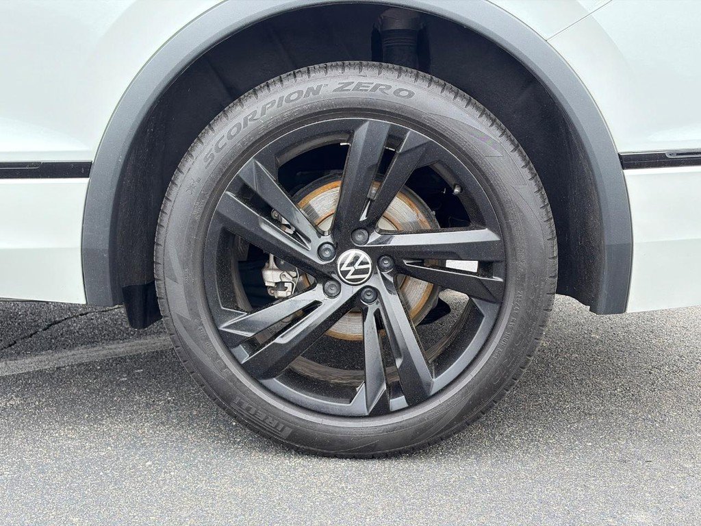 Used 2024 Volkswagen Tiguan SE R-Line FWD image 9