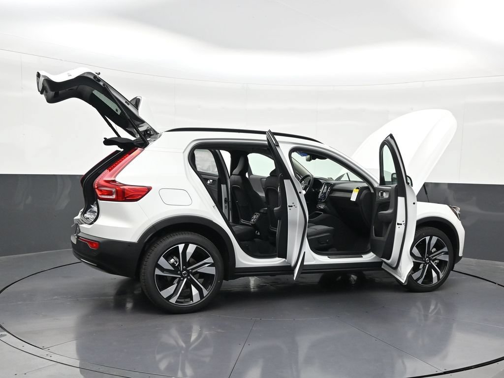 New 2026 Volvo XC40 B5 Plus w/ Climate Package AWD/4WD image 25