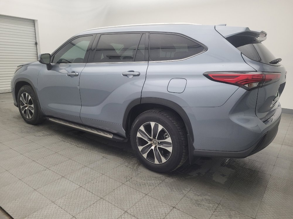 Used 2022 Toyota Highlander XLE image 3