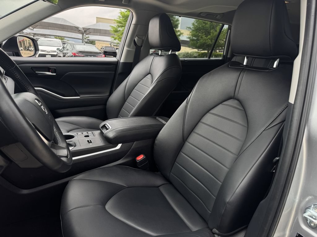 Used 2024 Toyota Highlander XLE AWD/4WD image 26