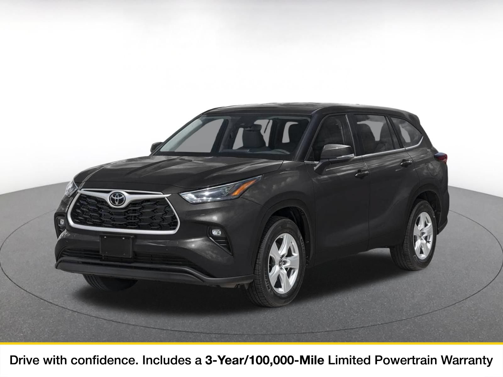 Used 2025 Toyota Highlander LE FWD image 1