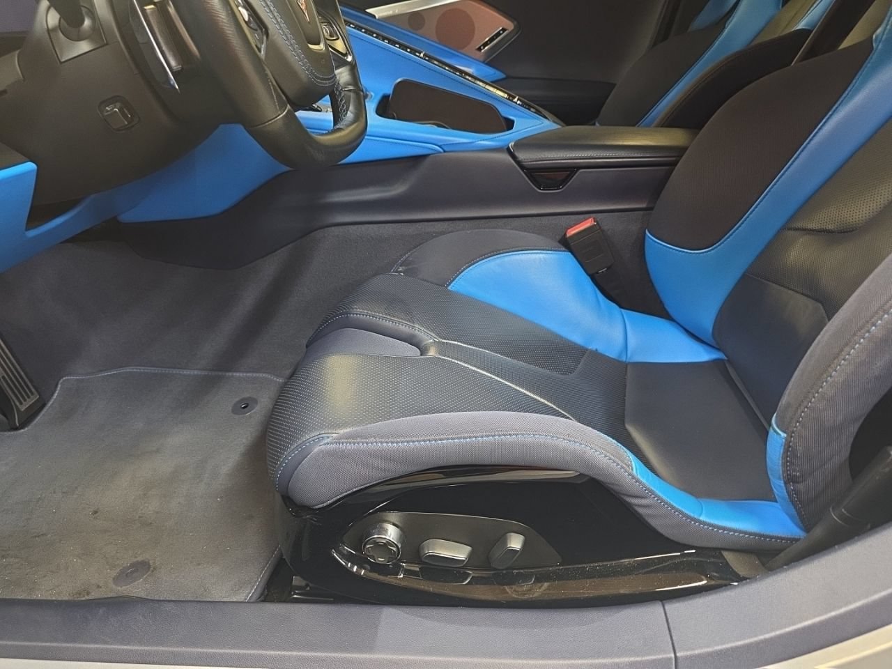 Used 2021 Chevrolet Corvette Stingray Premium Conv w/ Z51 Performance Package RWD image 23