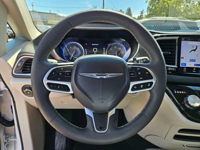 Used 2024 Chrysler Pacifica Touring-L FWD image 28
