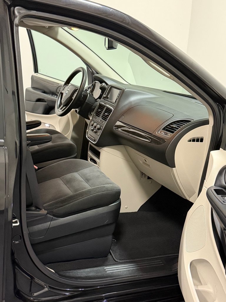 Used 2018 Dodge Grand Caravan SE w/ UConnect Hands-Free Group FWD image 12