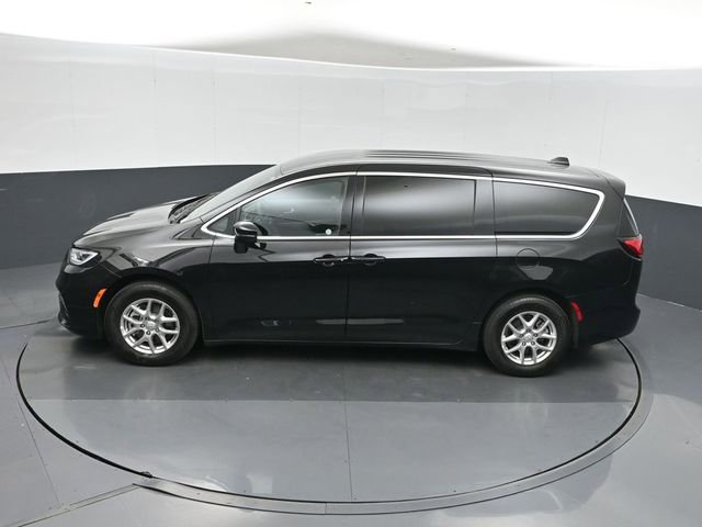 Used 2025 Chrysler Pacifica Select image 34