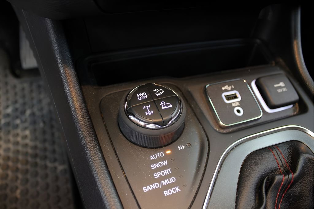 Used 2021 Jeep Cherokee Trailhawk image 36