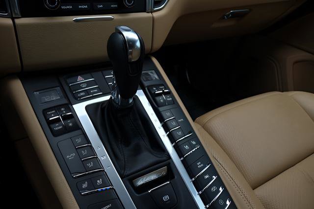Used 2018 Porsche Macan Sport Edition AWD/4WD image 30