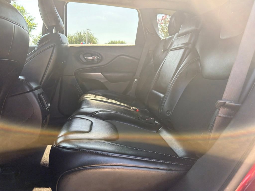 Used 2019 Jeep Cherokee Latitude Plus w/ Comfort/Convenience Group AWD/4WD image 6