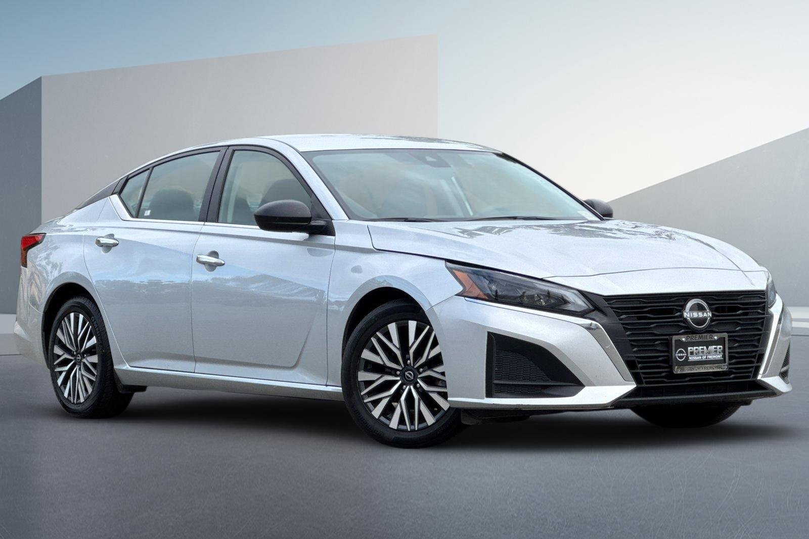 Used 2024 Nissan Altima 2.5 SV image 2