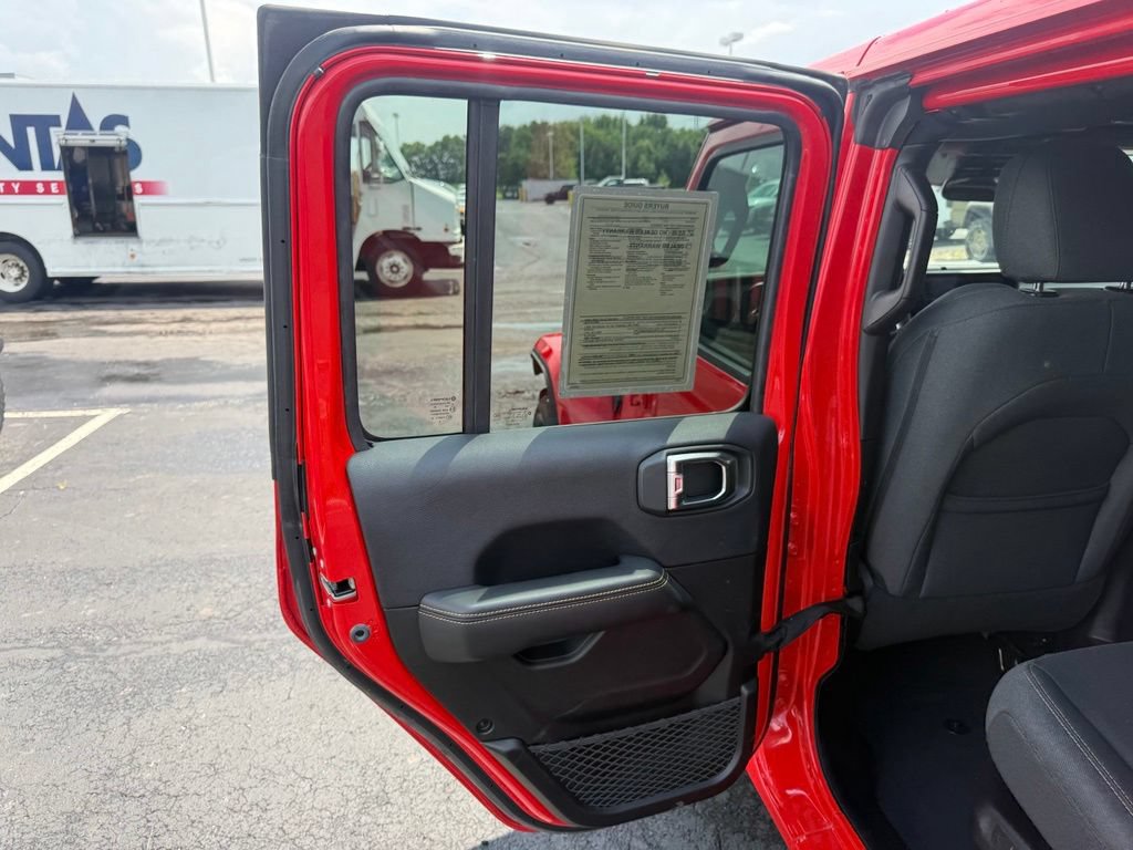 Used 2025 Jeep Wrangler Unlimited Sahara w/ Safety Group AWD/4WD image 33