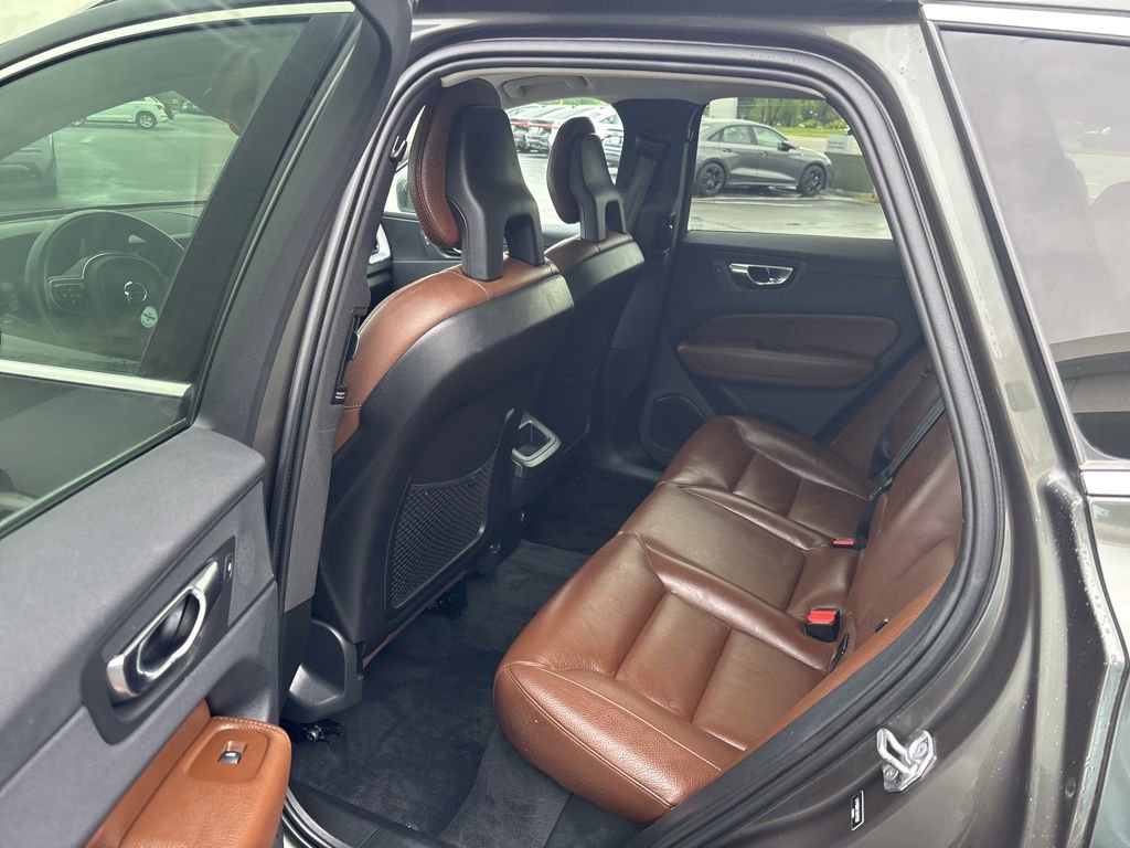 Used 2018 Volvo XC60 T5 Momentum w/ Vision Package AWD/4WD image 5