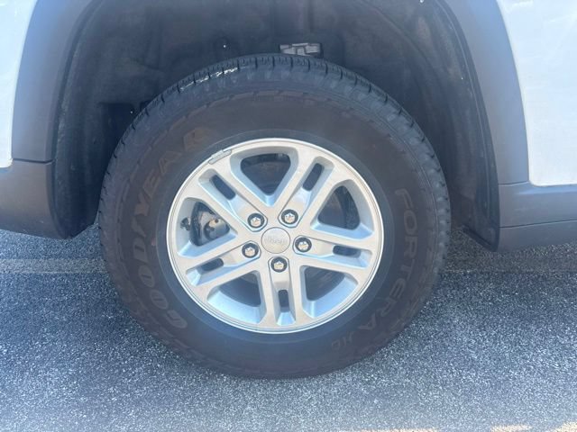 Used 2023 Jeep Grand Cherokee Laredo AWD/4WD image 9