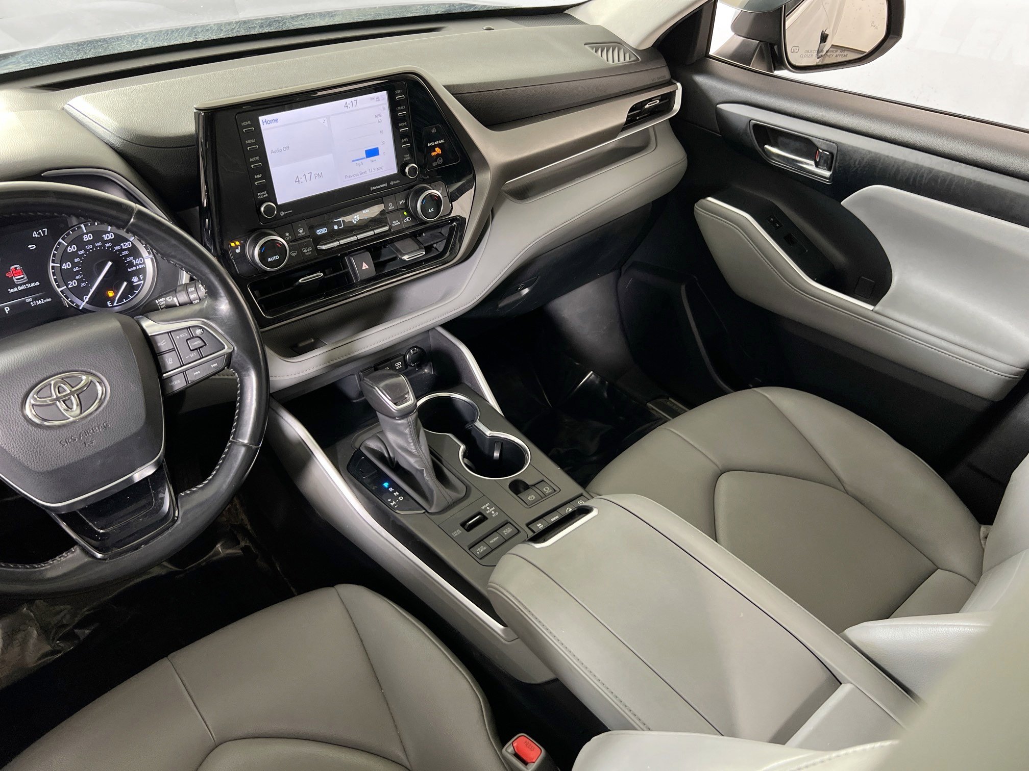 Used 2020 Toyota Highlander XLE image 23