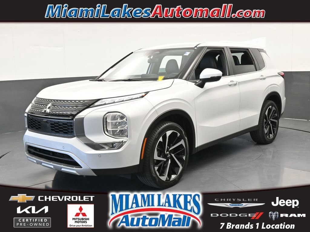 Used 2023 Mitsubishi Outlander SE image 1