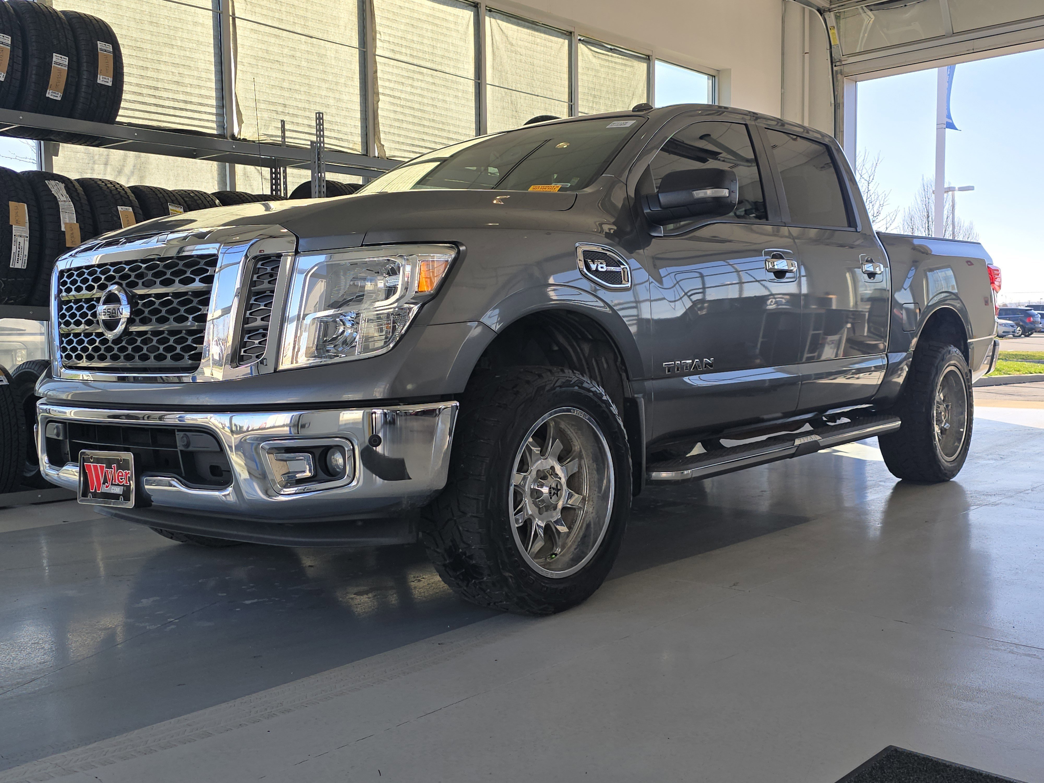 Used 2017 Nissan Titan SV image 4