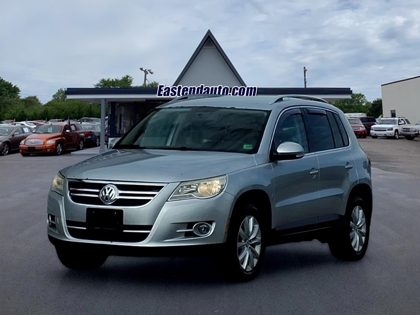 Used 2011 Volkswagen Tiguan SE FWD image 1