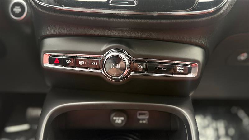 Used 2019 Volvo XC40 T5 Momentum image 27