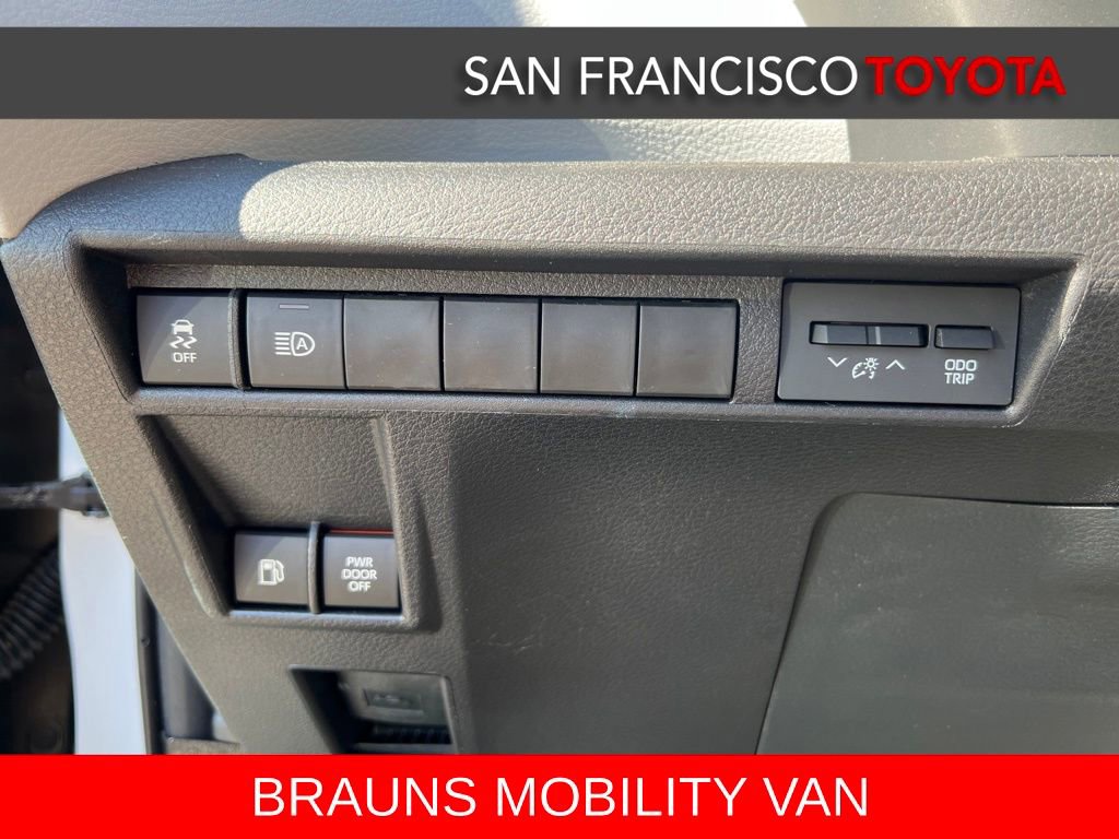 Used 2026 Toyota Sienna XLE FWD image 42