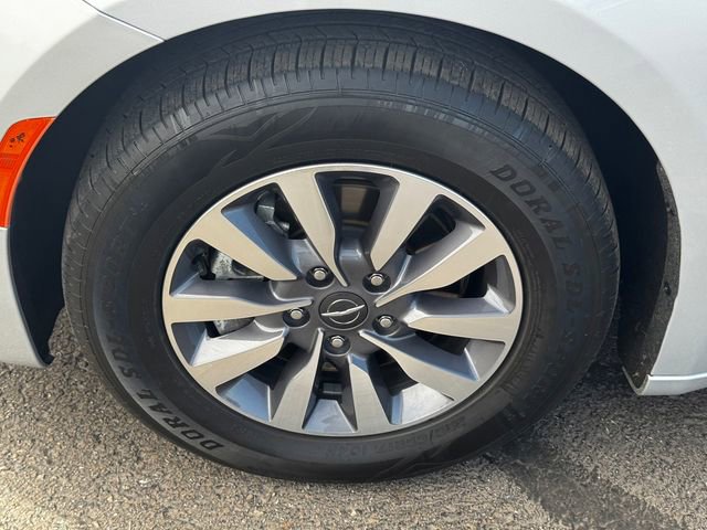 Certified 2024 Chrysler Pacifica Select image 10