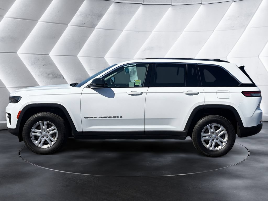 Used 2024 Jeep Grand Cherokee Laredo RWD image 2