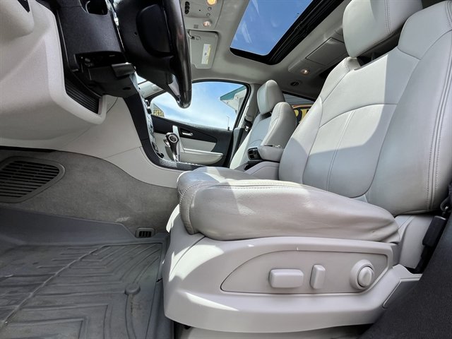 Used 2012 GMC Acadia SLT w/ Technology Package AWD/4WD image 16
